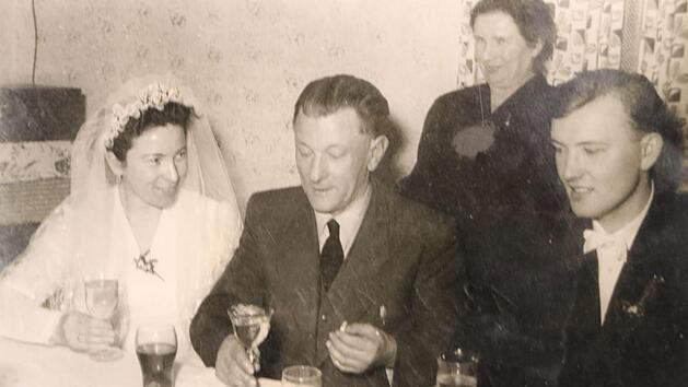 Endg&uuml;ltig in der neuen Heimat angekommen: Helmut Glissnik (Mitte) heiratet seine Maria (links), geborene Fugmann.