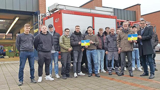 Die Auszubildenden machten sich begeistert an die Arbeiten an dem Feuerwehrauto.