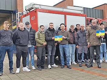Die Auszubildenden machten sich begeistert an die Arbeiten an dem Feuerwehrauto.