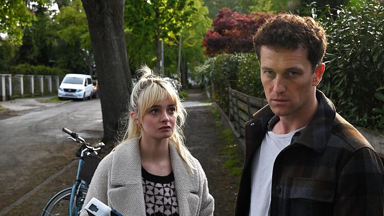 Luisa Knapp (Maja Bons) will J&ouml;rg Mauser (Artjom Gilz) f&uuml;r ihren True-Crime-Podcast interviewen.