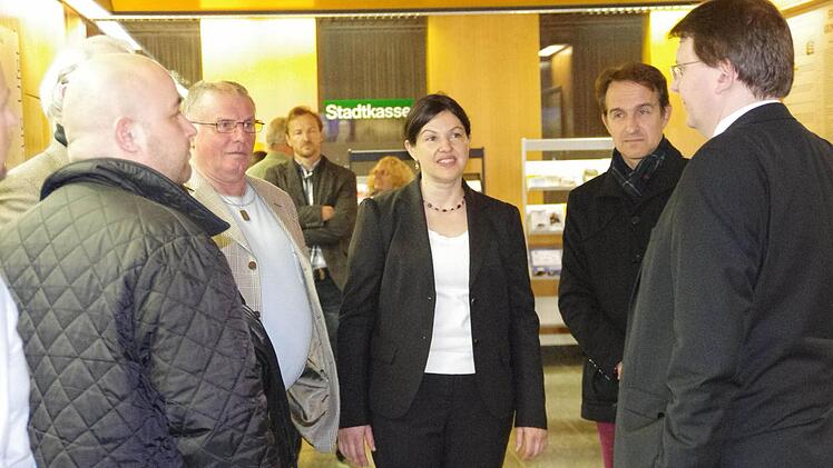 Auch die CSU-Fraktion fieberte im Rathaus dem Wahlergebnis entgegen.