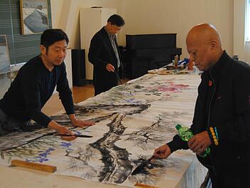 Zeitgenössische Malerei: Wang Linhong, Liu Jihong und Ma Jun (von links) vereinen ihre Stile auf einem großen Wandbild. Fotos: Wolfgang Dünnebier