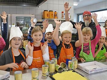 Ein Hoch auf gesundes Essen: Starkoch Stefan Marquard inmitten seiner kleinen "Mitköche"  Foto: Andrea Spörlein