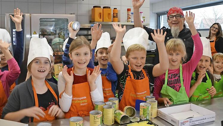 Ein Hoch auf gesundes Essen: Starkoch Stefan Marquard inmitten seiner kleinen "Mitköche"  Foto: Andrea Spörlein