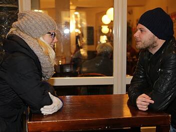 Die Reporterin trifft Christian Ritter am Café Müller zum Interview - äh, Dialog. Um "merkwürdige Dialoge" geht es in Ritters nächstem Buch. Foto: Barbara Herbst