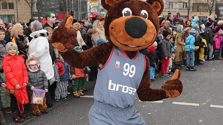 Nicht nur in der Brose Arena ein "Star", auch beim Faschingsumzug: das Maskottchen der Bamberger Basketballer. Foto: RiegerPress