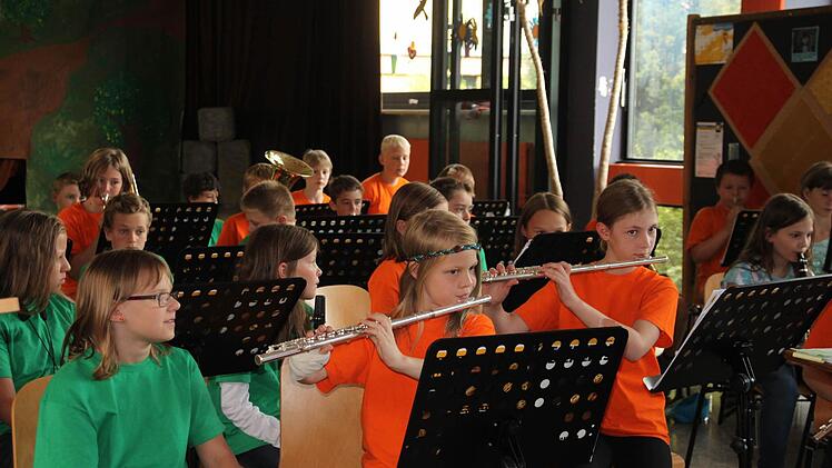 Die Bläserklasse spielte zwischen den Reden.  Foto: Anja Greiner