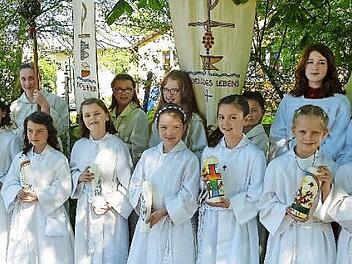 Erstkommunion mit Gemeindereferent Matthias Beck, Pfarrer Dinkel und den Ministranten Foto: gf