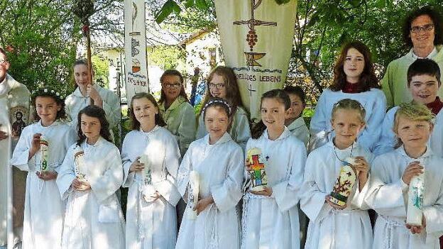 Erstkommunion mit Gemeindereferent Matthias Beck, Pfarrer Dinkel und den Ministranten Foto: gf