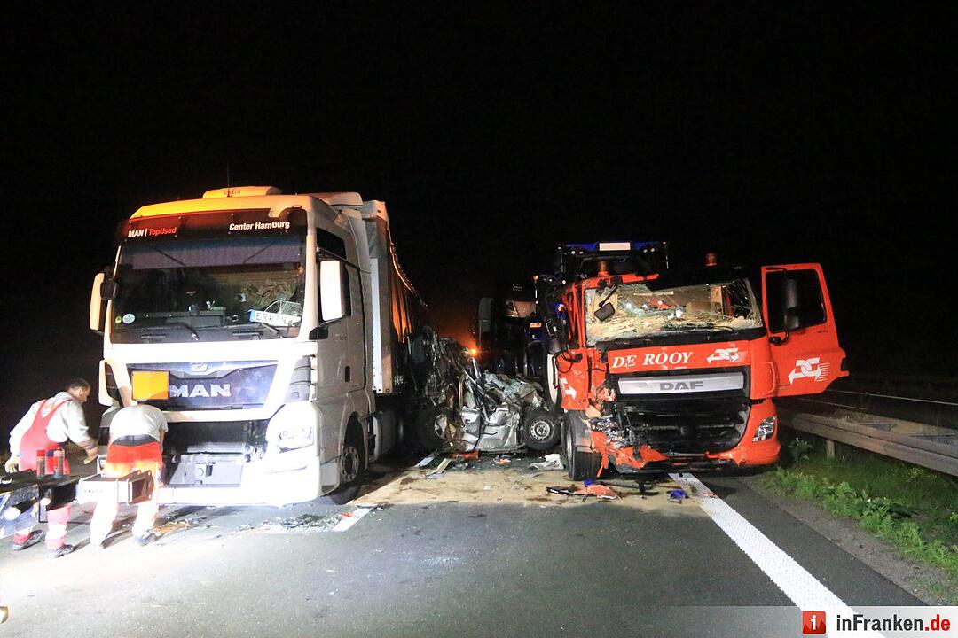 Transporter zwischen Lkw eingeklemmt