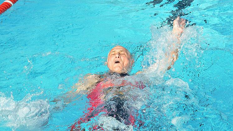 Der älteste Starter, Michael Reich, legte die 500 Meter im Rückenstil zurück. Foto: Karl Heinz Weber