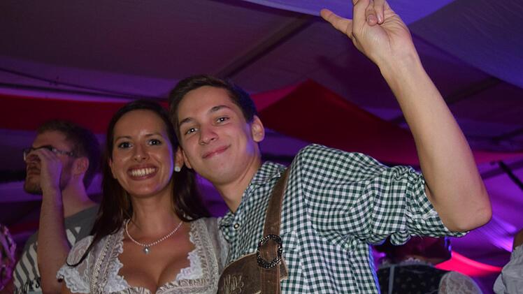 Beim Mix aus klassischen Blasmusikstücken und aktuellen Partyhits kommt bei den Besuchern beste Stimmung auf. Foto: Daniela Pondelicek