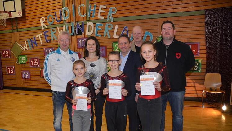 Sie erreichten das Deutsche Sportabzeichen in Gold und Silber (von links): Charlotte Hanke (Gold), Pheobe Böttger (Silber), Rebecca Ha(nke (Gold). Mit im Bild Übungsleiter Harald Kaiser, 2. Vorsitzende Sylvia Hanke, Bürgermeister Norbert Gräbner, Vorsitzender Hartmut Fleischmann und BLSV-Kreisvorsitzender Mario SchmidK.-H. Hofmann