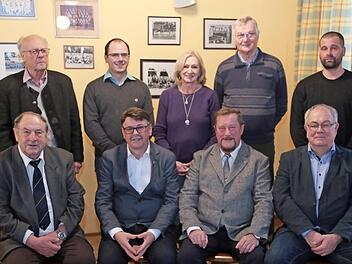 Der alte Vorstand (sitzend v. l.) Erich Strauß, Roland Schmitt, Engelbert Heidner und Hans Böhm mit der künftigen Vereinsspitze (stehend v. l.) Klaus Becker, Timo Baumann, Heidi Gotthardt, Bernhard Betz und Marco Lehmann  Foto: Franz Galster