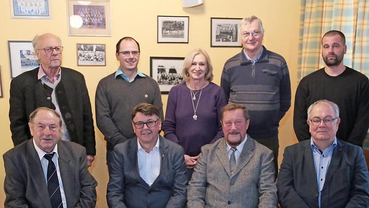 Der alte Vorstand (sitzend v. l.) Erich Strauß, Roland Schmitt, Engelbert Heidner und Hans Böhm mit der künftigen Vereinsspitze (stehend v. l.) Klaus Becker, Timo Baumann, Heidi Gotthardt, Bernhard Betz und Marco Lehmann  Foto: Franz Galster