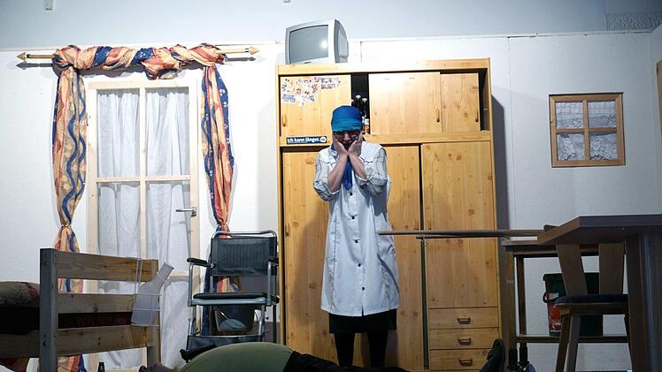 Fatima findet Opa Müllerschön auf dem Boden, dabei macht er nur Yoga.Richard Sänger