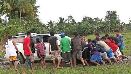 Der 4-Wheeler der "German Doctors" bleibt im Bergland der philippinischen Insel Mindoro stecken. Die Bewohner packen an und helfen, das Einsatzfahrzeug wieder flott zu kriegen.