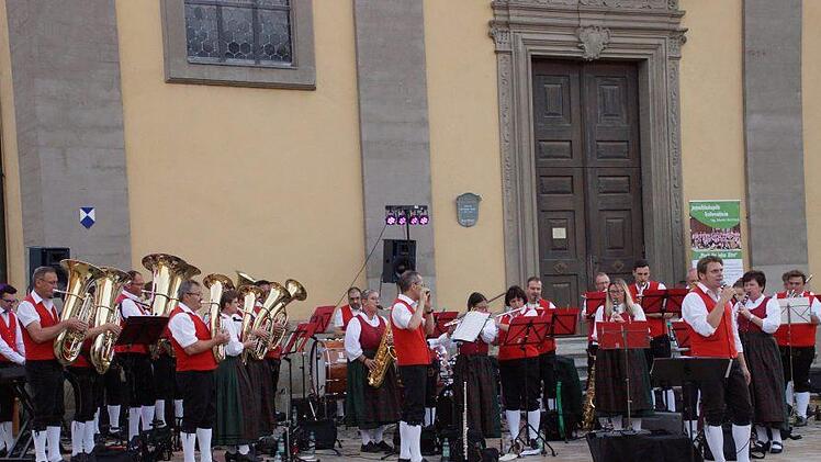 Mit einer Serenade unter freiem Himmel beeindruckte die Jugendblaskapelle Großwenkheim vor dem "Dom der Vorrhön". Foto: Anton Then