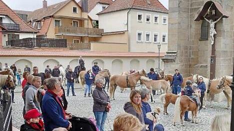 Zahlreiche Tierfreunde wollten ihre Vierbeiner segnen lassen. Foto: privat