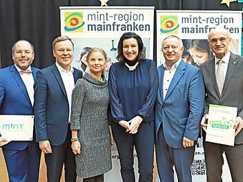 Veranstalter und Podiumsteilnehmer am 4. MINT-Tag (von links): Schulleiter Markus Arneth (Jack-Steinberger-Gymnasium), Vorstandsvorsitzender Michael Fritz (Stiftung Haus der kleinen Forscher), Asa Petersson (Region Mainfranken GmbH), Staatsministerin Dorothee B&auml;r (MdB), Landrat Thomas Bold (Lkr. Bad Kissingen) und Landrat Wilhelm Schneider (Landkreis Ha&szlig;berge).  Foto: Rudi Merkl