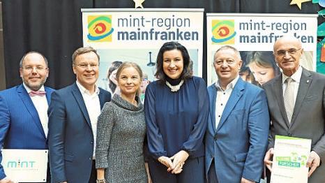 Veranstalter und Podiumsteilnehmer am 4. MINT-Tag (von links): Schulleiter Markus Arneth (Jack-Steinberger-Gymnasium), Vorstandsvorsitzender Michael Fritz (Stiftung Haus der kleinen Forscher), Asa Petersson (Region Mainfranken GmbH), Staatsministerin Dorothee B&auml;r (MdB), Landrat Thomas Bold (Lkr. Bad Kissingen) und Landrat Wilhelm Schneider (Landkreis Ha&szlig;berge).  Foto: Rudi Merkl