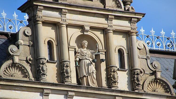 Justitia an der Fassade des Hamburger Strafjustizgebäudes am Sievekingplatz, 1879.