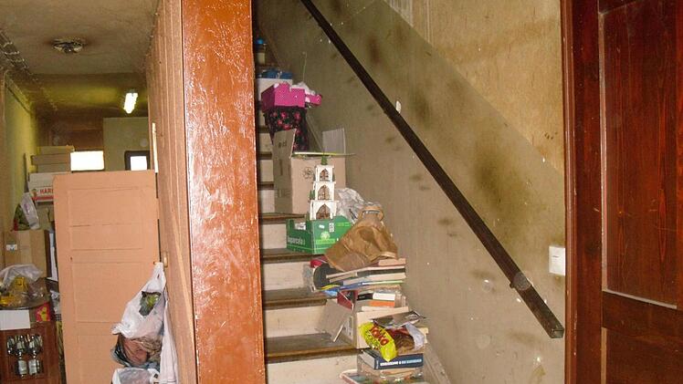 Die Treppe ins erste Geschoss kurz nach dem Kauf.