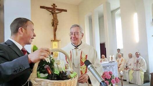 Rainer Waldvogel bedankte sich bei Pfarrer Albin Lieblein. Foto: Anton Then