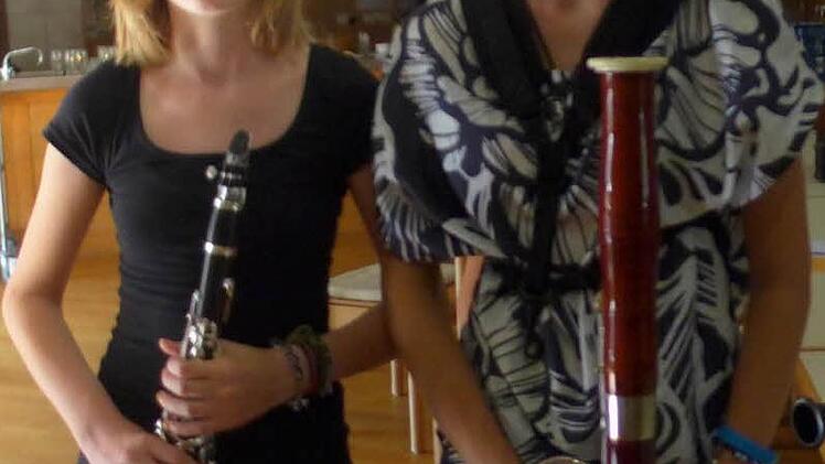 Aus Bamberg kommen Lina und Nora Hartmann. Die 13-jährige Lina lernt an der städtischen Musikschule Klarinette bei Petra Wiegandt, ihre zwei Jahre ältere Schwester Nora Fagott bei Volker Werner. Der Kontakt zu Werner Dold besteht über dessen Tochter. Foto: Sabine Meißner
