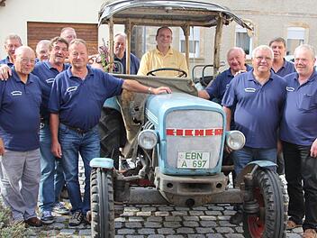 Spalier standen die Mitglieder des Kulturvereins, als ihr Schirmherr, der Eberner Rechtsanwalt Jens Fichtner, in einem EBN-Eicher vorfuhr, der genau so alt ist wie er selbst. Fotos: Ralf Kestel