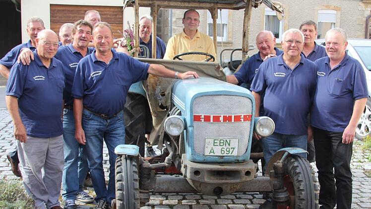 Spalier standen die Mitglieder des Kulturvereins, als ihr Schirmherr, der Eberner Rechtsanwalt Jens Fichtner, in einem EBN-Eicher vorfuhr, der genau so alt ist wie er selbst. Fotos: Ralf Kestel