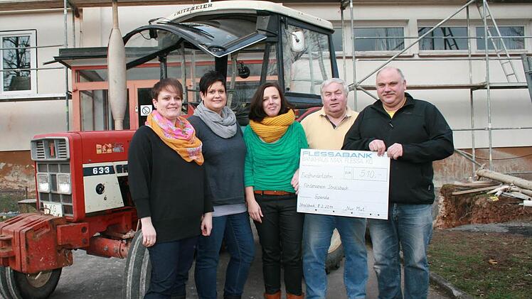 Geld für die Einrichtung des Stralsbacher Dorfmittelpunkts: Silvia Wehner (von links), Claudia Müller und Bettina Albert von der Gruppe Nur Mut überreichen die Spende an Vorsitzenden Berthold Kröckel und Kassier Bernd Müller. Foto: Gabriele Sell