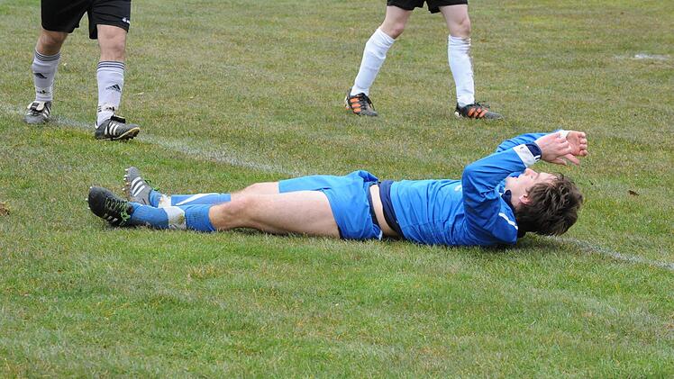 Da legst di' nieder... sagt sich ein Spieler der DJK Kothen. Foto: Hopf