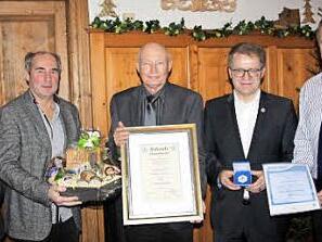 Ehrungen beim BSC: (v. l.) Vorsitzender Gerhard Eitel, Schriftführer Robert Will, Ehrenmitglied Franz Knoblach, Zweiter Vorsitzender Siegfried Panzer und Ehrenamtsbeauftragter Norbert Krischke.  Foto: privat