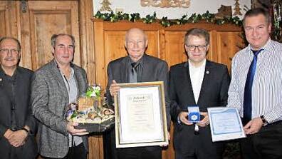 Ehrungen beim BSC: (v. l.) Vorsitzender Gerhard Eitel, Schriftführer Robert Will, Ehrenmitglied Franz Knoblach, Zweiter Vorsitzender Siegfried Panzer und Ehrenamtsbeauftragter Norbert Krischke.  Foto: privat