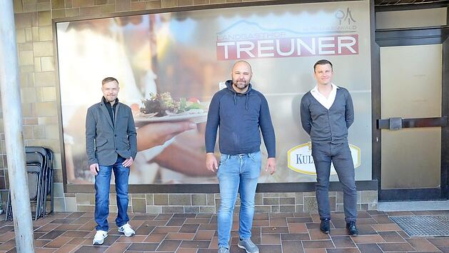 Es tut sich was in Rothenkirchen. Aus der ehemaligen Metzgerei Treuner wird bald die Bäckerei Florian Barnickel (Mitte). Darüber freuen sich schon jetzt Christian Martin (Gebäude-Miteigentümer) und Bürgermeister Stefan Heinlein (rechts).  Foto: K.- H. Hofmann