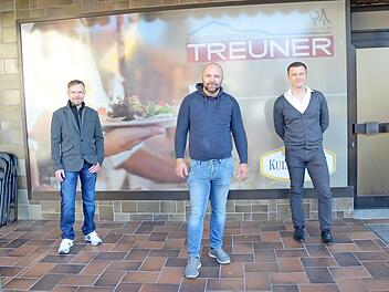 Es tut sich was in Rothenkirchen. Aus der ehemaligen Metzgerei Treuner wird bald die Bäckerei Florian Barnickel (Mitte). Darüber freuen sich schon jetzt Christian Martin (Gebäude-Miteigentümer) und Bürgermeister Stefan Heinlein (rechts).  Foto: K.- H. Hofmann