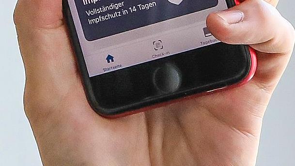 Apothekerin Brigitte Raetsch freut sich, dass  sie in ihrer Apotheke  den digitalen Impfnachweis ausstellen kann. Nötig ist die Corona-Warn-App oder  die CovPass-App. Ab Mittwoch soll es auch mit der Luca-App funktionieren.