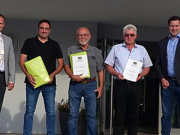 Nur aufgeschoben hatte Oerlenbach die Ehrung (ehemaliger) Gemeinderäte. Bürgermeister Nico Rogge (links) und dessen Stellvertreter Benedikt Keßler (rechts) bedankten sich bei (weiter von links) Michael Bambach, Walter Vierheilig und Dieter Werner ...