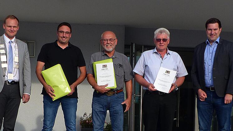 Nur aufgeschoben hatte Oerlenbach die Ehrung (ehemaliger) Gemeinderäte. Bürgermeister Nico Rogge (links) und dessen Stellvertreter Benedikt Keßler (rechts) bedankten sich bei (weiter von links) Michael Bambach, Walter Vierheilig und Dieter Werner ...