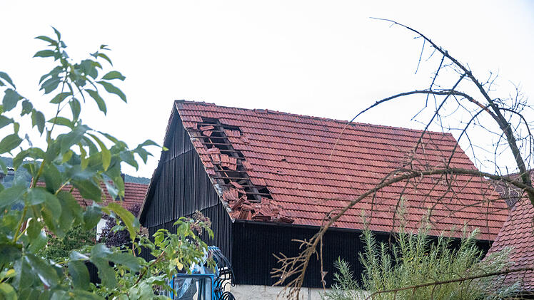 Umgestürzte Bäume und abgedeckte Häuser: Schwere Unwetter im Landkreis Bamberg