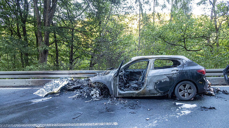 Tragischer Unfall: Motorradfahrer verbrennt nach Zusammenprall mit Auto