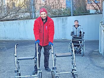 Matthias Oppelt (vorne) und Uwe Böttcher, Hausmeister der Hofheimer Caritas-Einrichtung, holen die gesammelten Hilfsgüter aus dem Keller.