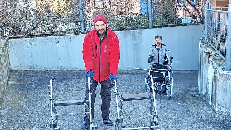 Matthias Oppelt (vorne) und Uwe Böttcher, Hausmeister der Hofheimer Caritas-Einrichtung, holen die gesammelten Hilfsgüter aus dem Keller.