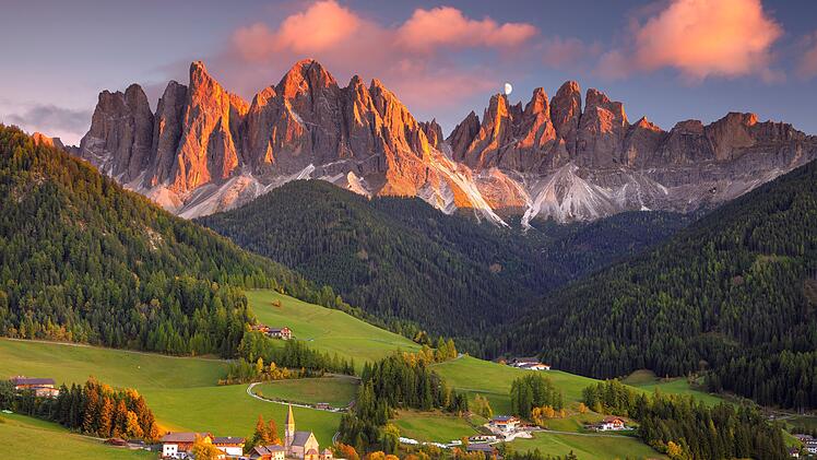 Dorf St. Magdalena mit den zauberhaften Dolomiten im herrlichen Val di Funes-Tal, S&uuml;dtirol,