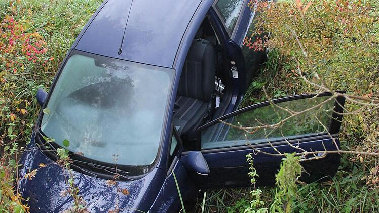 In diesen Bach, der von Ruppach her zur Baunach führt, steuerte die Frau ihren Ford; im Hintergrund ist die B 279 zu erkennen, die etwa 300 Meter entfernt vorbei führt.