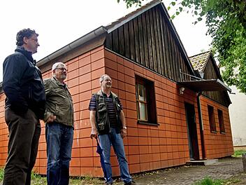 Alexander Dworschak, Bernhard Rettig und Detlev Behrens (von links) sind zufrieden, wie das Haus umgebaut wurde.  Fotos: Sarah Dann