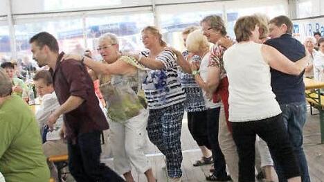 Gute Stimmung trotz tropischer Temperaturen gab es auch bei der Polonaise durchs Festzelt.