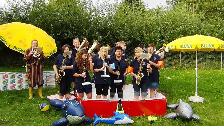 Im Badeschaum stand die Feuerwehrkapelle Reiterswiesen bei der Cold-Water-Challenge. Foto: Feuerwehrkapelle Reiterswiesen