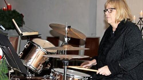 Die Gründerin des Damenorchesters, Christine Hofmann-Niebler, beherrscht auch das Schlagzeug.